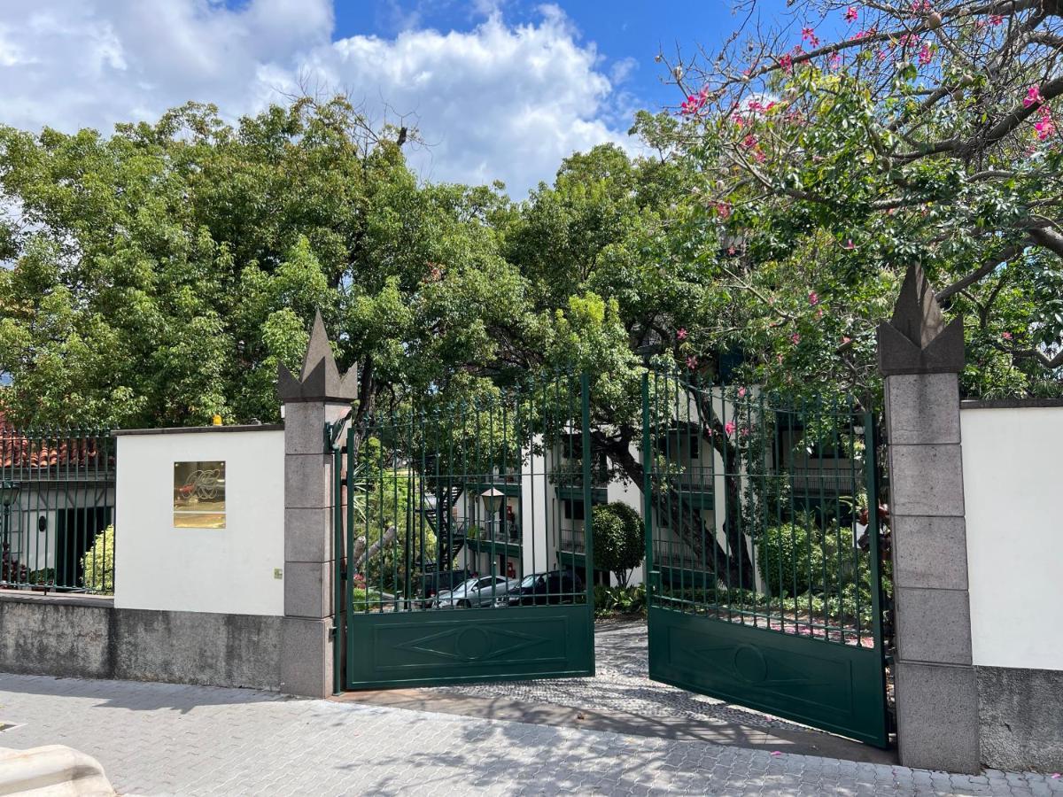 Luxury Oceanfront At Reid'S Gardens Apartment ฟุงชาล ภายนอก รูปภาพ