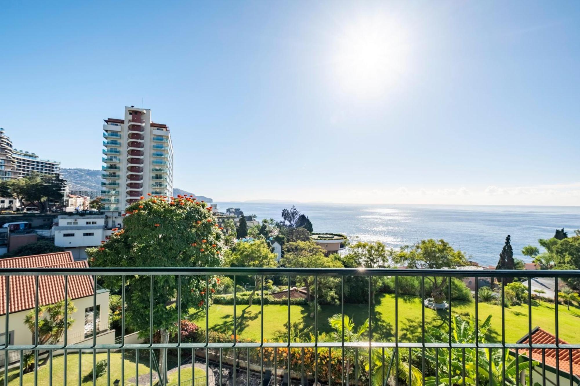 Luxury Oceanfront At Reid'S Gardens Apartment ฟุงชาล ภายนอก รูปภาพ