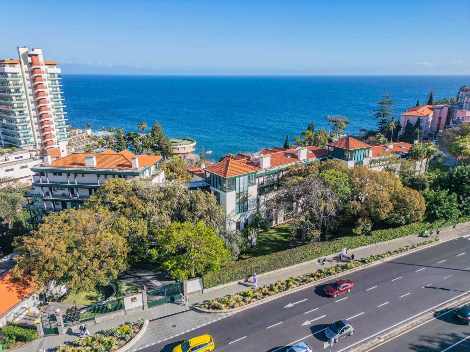 Luxury Oceanfront At Reid'S Gardens Apartment ฟุงชาล ภายนอก รูปภาพ