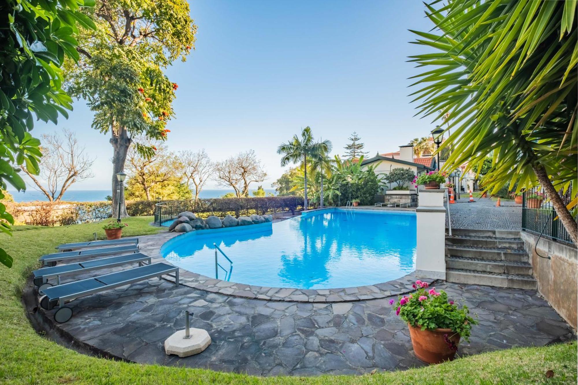 Luxury Oceanfront At Reid'S Gardens Apartment ฟุงชาล ภายนอก รูปภาพ